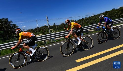骑迹再启航 第十五届环海南岛国际公路自行车赛鸣枪开赛